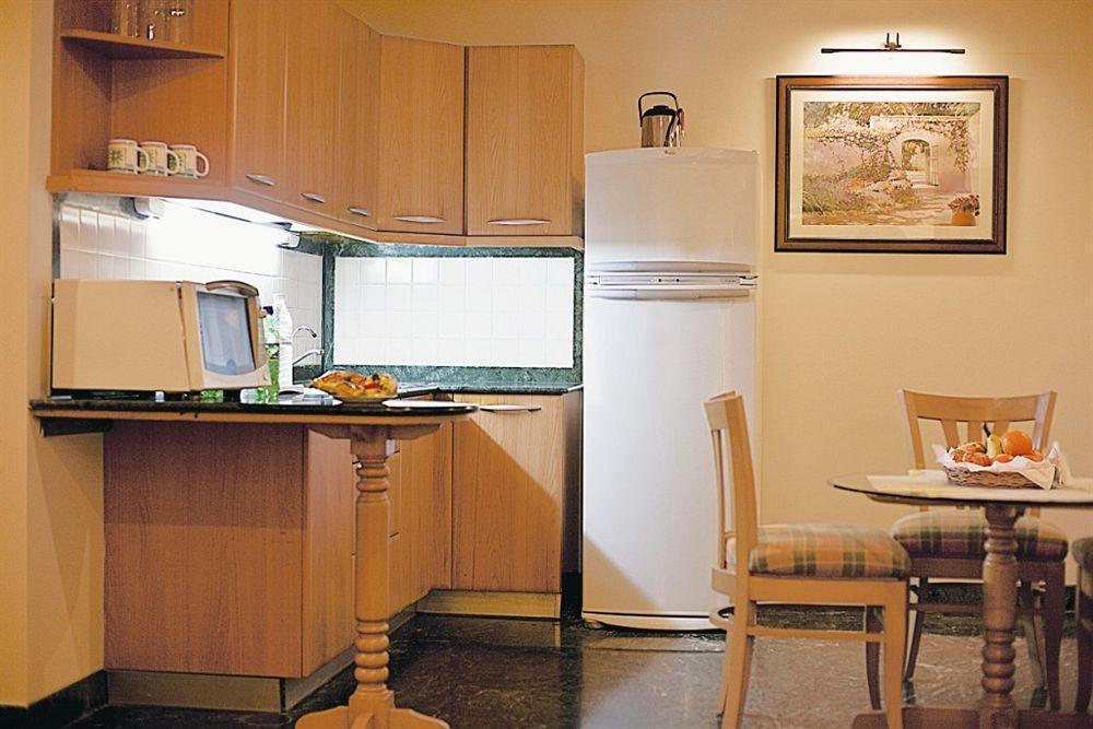 Savoy Suites Noida Exterior foto