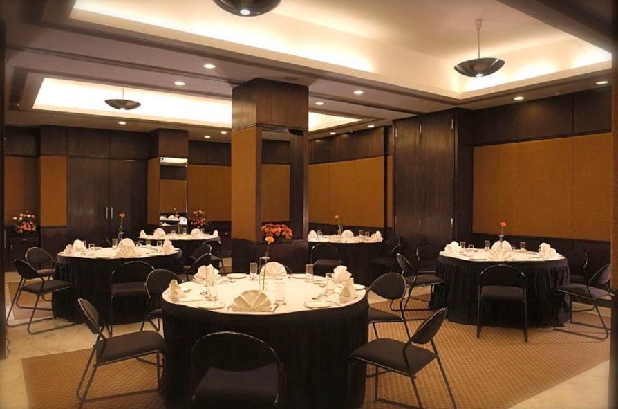 Savoy Suites Noida Restaurante foto